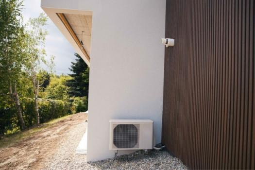PAC hybride individuelle - unité extérieure en maison