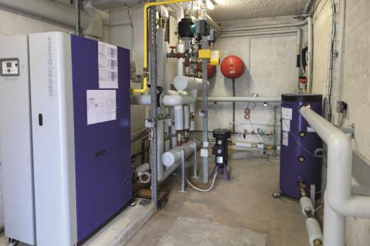 La PAC a été adjointe à la chaudière à condensation de 180 kW (Atlantic)