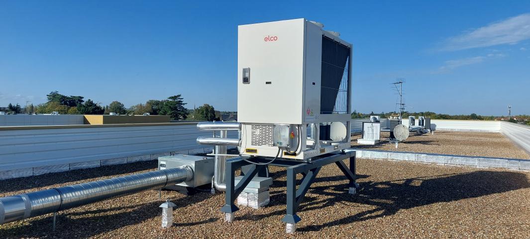 Les deux PAC air/eau (Aerotop L 54, 54 kW) ont été placées  sur le toit-terrasse de chacun des bâtiments.
