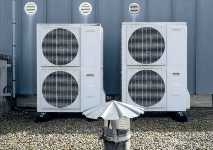 Unités extérieures des 2 PAC de 13 kW installées en toiture-terrasse