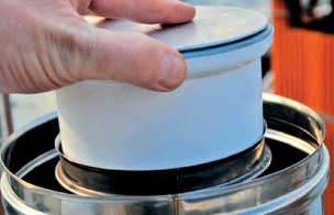 Obturation du collecteur de fumées pour contrôle de l’étanchéité.