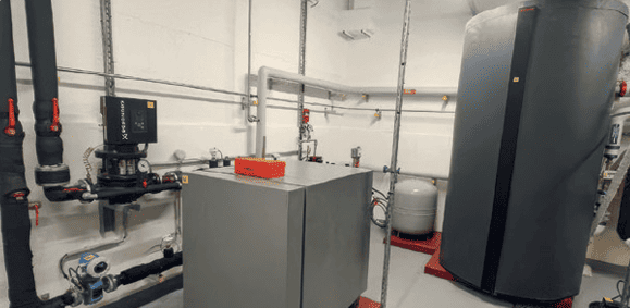 La puissance de la nouvelle chaufferie a été considérablement réduite : 240 kW pour le chauffage et 120 kW pour l'ECS. La PAC de 25 kW récupère la chaleur géothermique.