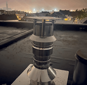 Le terminal est enfin assemblé dans sa totalité et fixé en toiture.