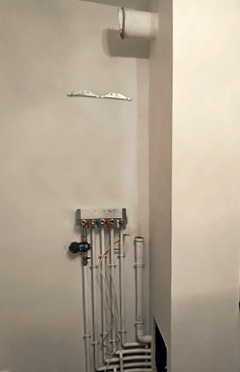 Phase de démontage : retrait des anciennes chaudières et désobstruction des passages de plafonds (mousse expansive) pour libérer la gaine technique.