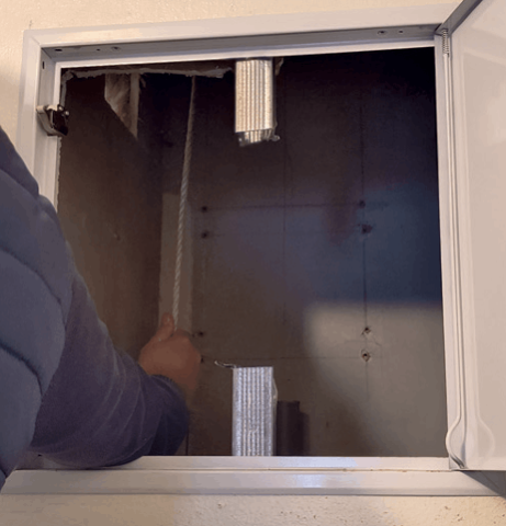 Démontage section par section du conduit ancien par découpe (disquage), l'exiguïté empêchant le désemboîtement. Après extraction via les trappes, la gaine est préparée et les futurs piquages sont repérés à la corde à chaque étage.