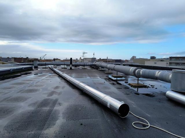 Prémontage du conduit métallique en toiture, avant de monter chaque longueur préfixée, étage par étage, en commençant par le bas.