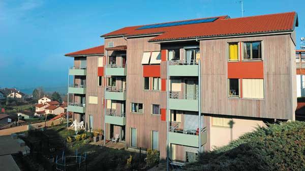 Façade du bâtiment montrant l'intégration de casquettes sur les balcons sud