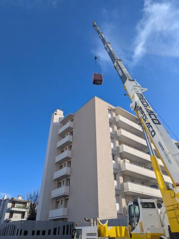 Levage technique à Marseille : mise en place des pompes à chaleur en toiture-terrasse.