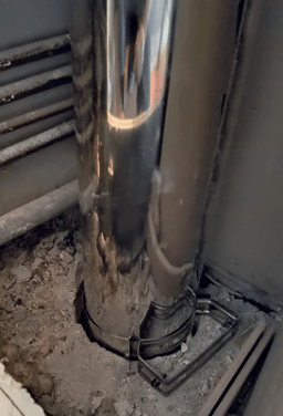 Pose du conduit collectif et insertion ascendante des flexibles PVDF (30 min/unité). Cette phase requiert une coordination stricte par étage pour la découpe des coudes et la fixation précise des tés (colliers et entraxe mur).