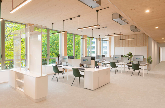 Confort acoustique, lumière naturelle et volumes importants participent à une amélioration de la qualité de vie au travail.