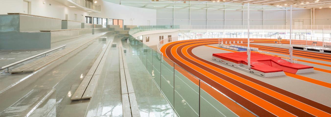 Vue des pistes d’athlétisme depuis les gradins