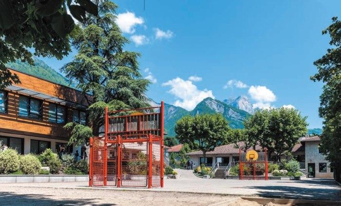 L’école du Clos Marchand (maternelle  et primaire), à 300 mètres de la mairie, dont la chaufferie a été intégralement rénovée.