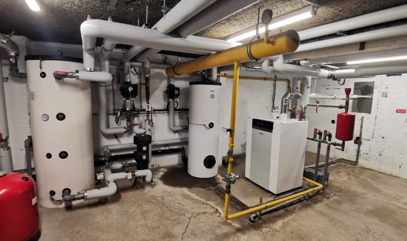 Tous les éléments techniques (chaudières Trigon L Plus 120,  à double corps de chauffe en inox de 120 kW, et ballon tampon  Elco Vistron B600, 559) ont été installés en chaufferie.