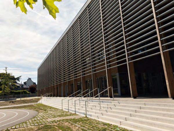 Collège Jean-Racine à Saint-Brieuc (22) - Façade sud équipée d’un brise-soleil intégral en bois