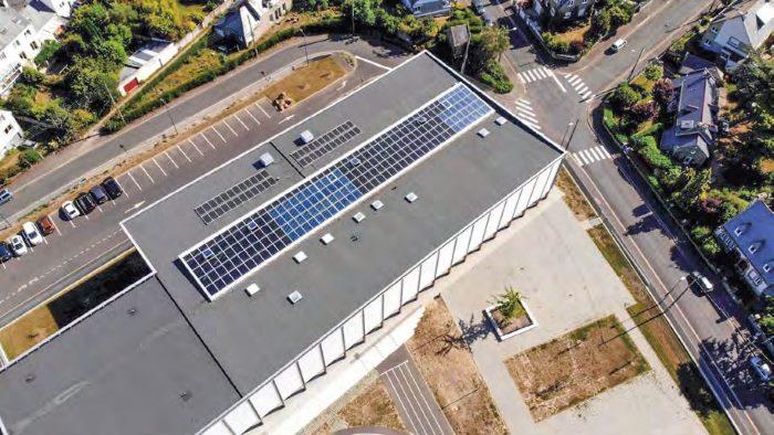 Toiture du collège intégrant des panneaux et une verrière photovoltaïque