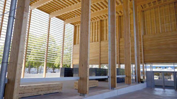 Hall d’accueil couvert avec brise-soleil sur la façade sud