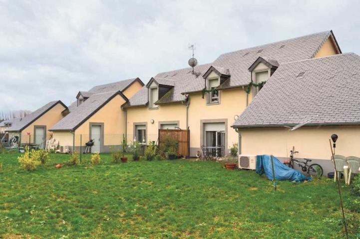 Le lotissement d’Odos, en périmètre protégé  par les architectes des bâtiments de France, adopte  l’ardoise en toiture. Le module extérieur prend  discrètement place dans le jardin, à l’arrière des pavillons.