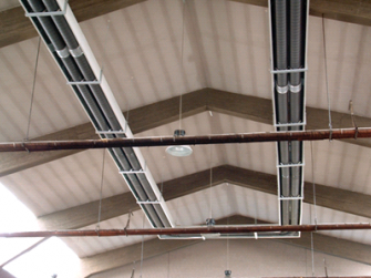 Bande radiante installée en gymnase