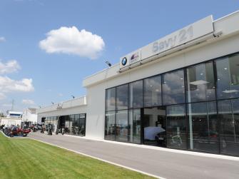 Concession BMW - Showroom moto rafraîchi par deux rooftops adiabatiques