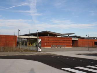 Vue extérieure du groupe scolaire Hellé (31).