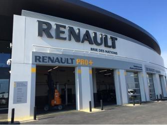 Vue de l’extérieur du nouveau garage Renault