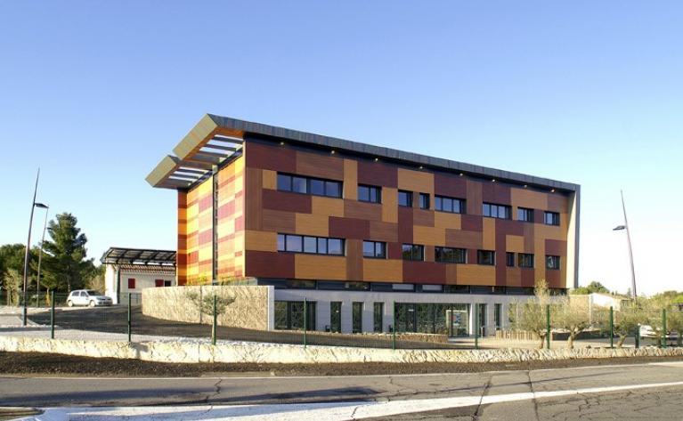 Exemple : Bâtiments de bureaux ayant optimisé les surfaces de baies pour maîtriser les apports solaires et lumineux.