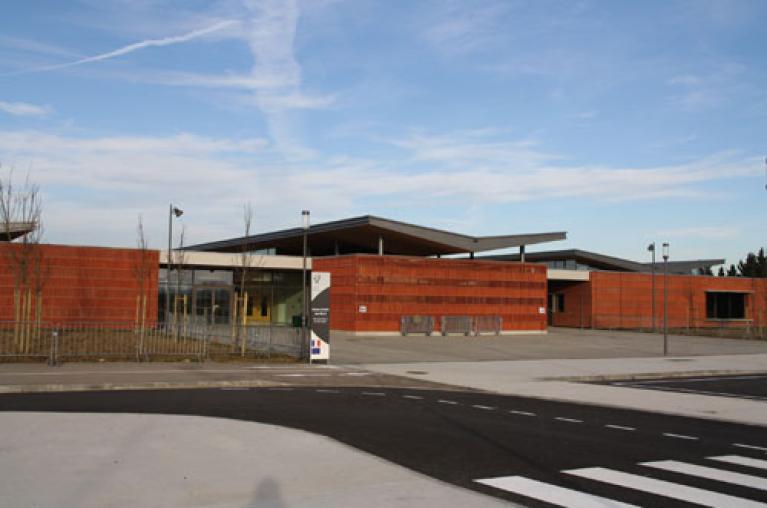 Vue extérieure du groupe scolaire Hellé (31).