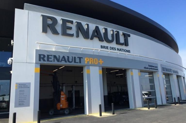 Vue de l’extérieur du nouveau garage Renault