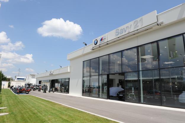 Concession BMW - Showroom moto rafraîchi par deux rooftops adiabatiques