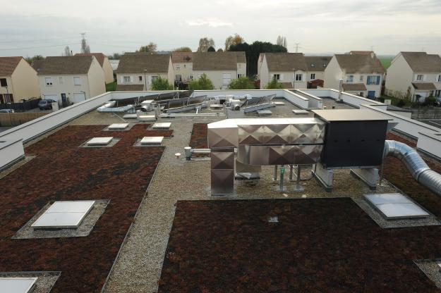 Groupe scolaire Guignes 77 - Toiture terrasse en partie végétalisée et accueillant 15 m² de capteurs solaires