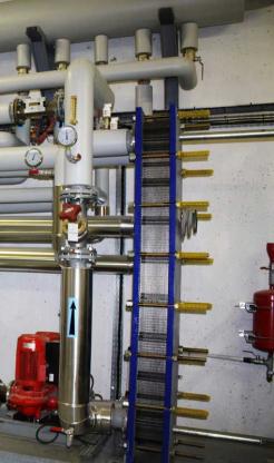 Le circuit secondaire d’alimentation du chauffage des bâtiments de détention est protégé contre les fuites par un échangeur à plaques de 900 kW.