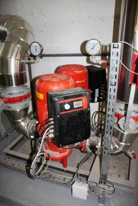 Ces pompes en tandem de 85 m3/h et d’une capacité de 15 mCE suffisent pour fournir la force motrice à l’entrée des six hydroéjecteurs qui assurent la circulation de l’eau de chauffage dans les circuits secondaires.