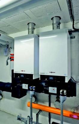 Dans chaque chaufferie, deux chaudières gaz à condensation (de 60 à 100 kW) assurent la relève des PAC gaz à absorption.