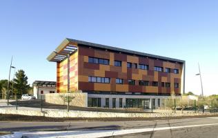 Bâtiments de bureaux ayant optimisé les surfaces de baies Exemple : Bâtiments de bureaux ayant optimisé les surfaces de baies pour maîtriser les apports solaires et lumineux.