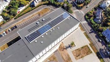 Toiture du collège intégrant des panneaux et une verrière photovoltaïque Toiture du collège intégrant des panneaux et une verrière photovoltaïque